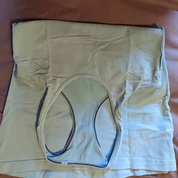 Lululemon racer back tank size 4 - Picture 3 of 3